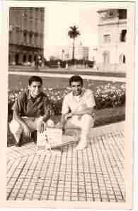 Atilio con Rafael Acosta Plaza de Mayo, 1964